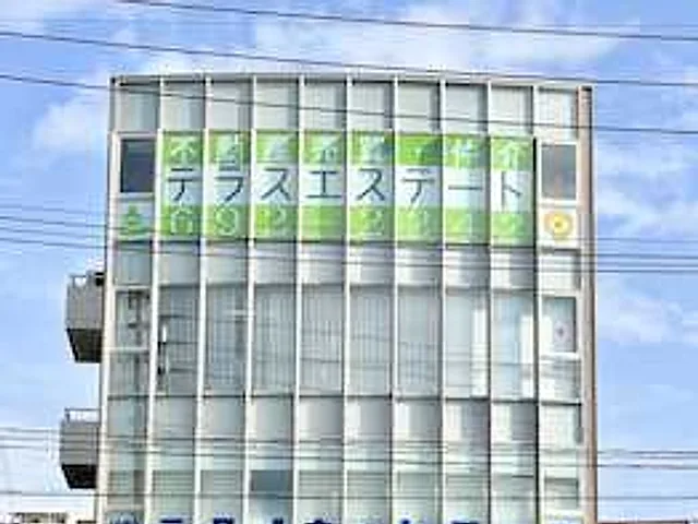 テラスエステート福岡営業所が入るビルの外観。上層階に社名のサインが掲げられている