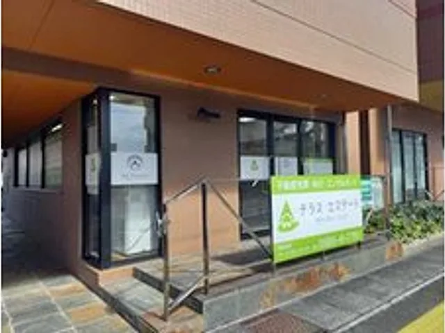 テラスエステート宮崎営業所の入口。ロゴ入りの看板が置かれている